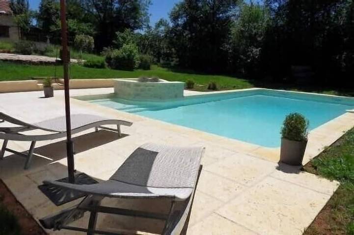 Location de vacances pour 8 personnes, avec terrasse ainsi que jacuzzi et jardin à Meyrals