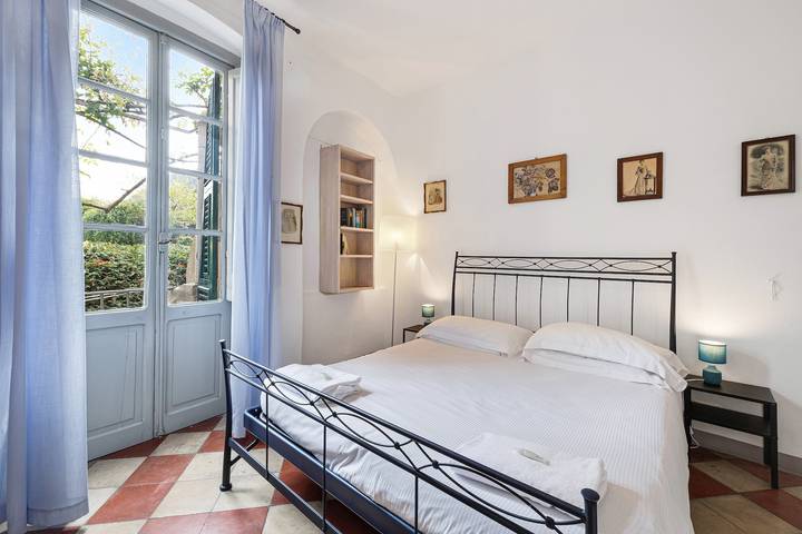 Geheel appartement, Huisdiervriendelijk appartement Monolocale Isotta met uitzicht op de bergen, balkon & Wifi in Finale Ligure, Finale Ligure Gemeente