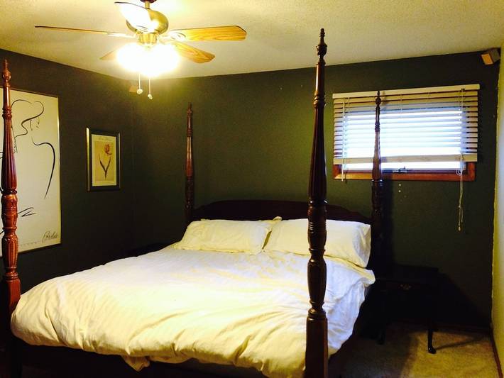 Vacation rental for 10 people, with hot tub and yard, with pets in Minneapolis