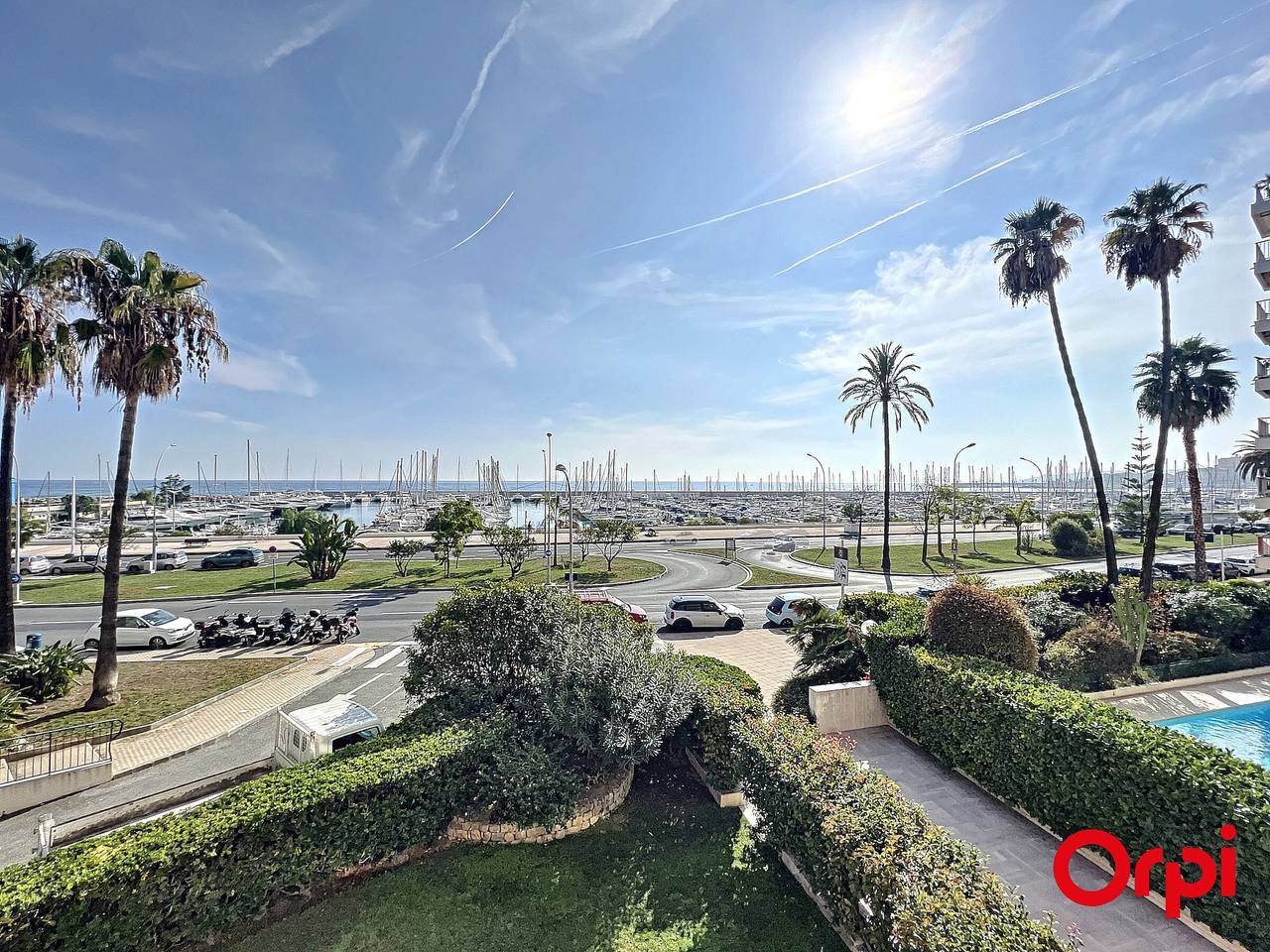 Studio entier, Studio spacieux, climatisé avec vue mer, piscine, Wifi et parking privé à Menton in Menton, Région de Nice