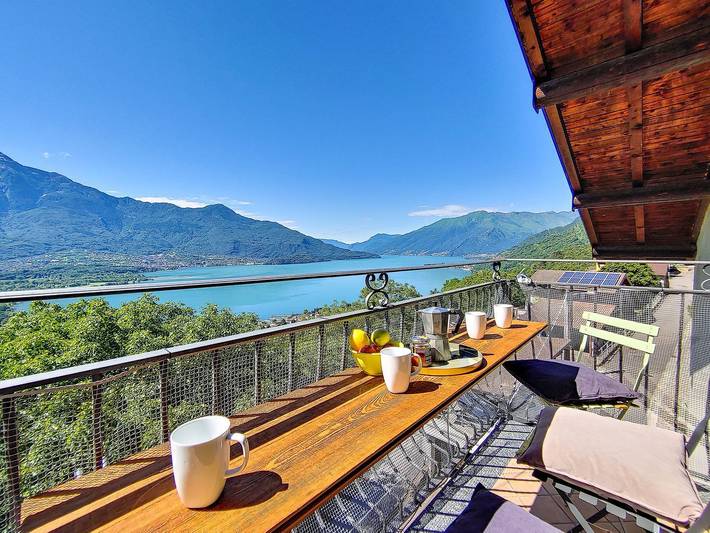 Ferienwohnung für 6 Personen, mit Terrasse und Garten sowie Seeblick in Montemezzo