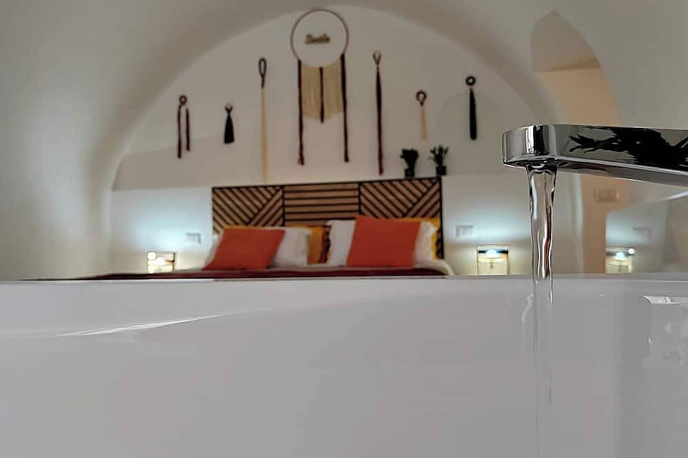 Entire apartment, [La Chianca Jacuzzi & Stone] Cozy Apartment in Conversano, Bari Province