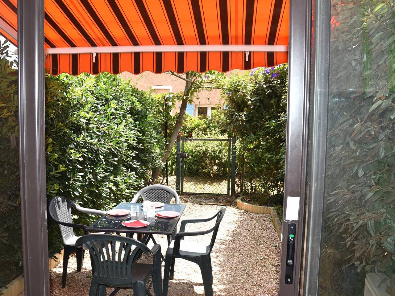 Appartement entier, T2 rénové climatisé avec jardinet à 400m des plages in Bormes-les-Mimosas, Parc national de Port-Cros
