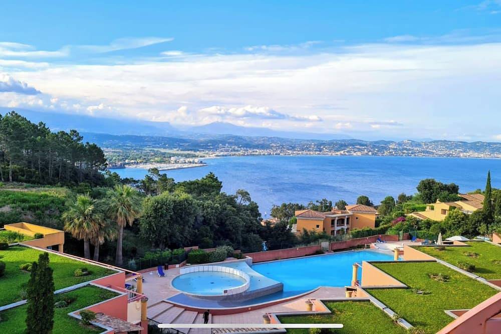 Ganze Wohnung, Impressionnante View of the sea and the bay of Cannes Vtt swimming pool at the foot of the Esterel mountains in Théoule-sur-Mer, Massif de l'Esterel