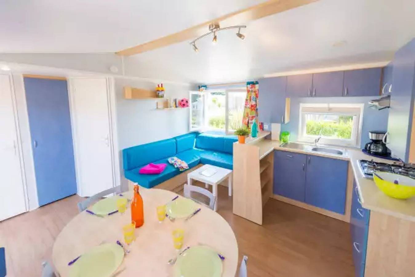 Zecamping 4 étoiles animé 500m plage piscine couverte locatif Tv Lv Bbq 28m2 in Fouesnant, Côte de Cornouaille