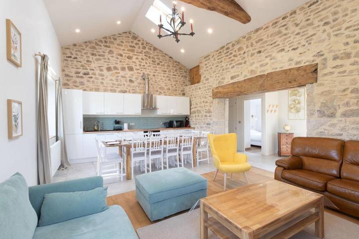 Location de vacances pour 12 personnes, avec jardin et terrasse dans Jalogny