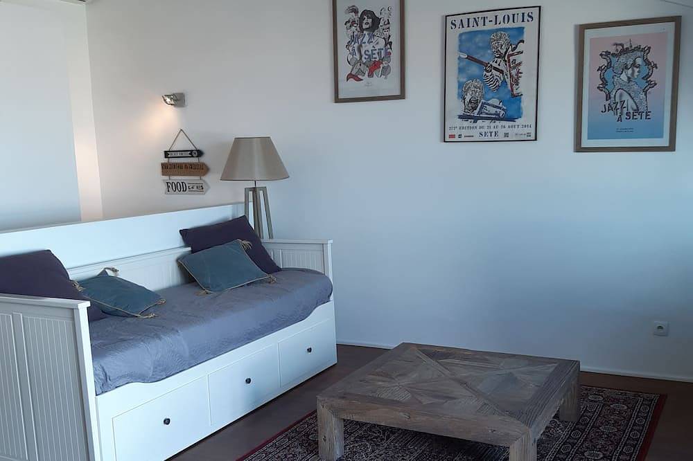 Appartement entier, Appartement terrasse tropézienne vue sur le canal royal, le port et la mer in Sète, Côte méditerranéenne (France)