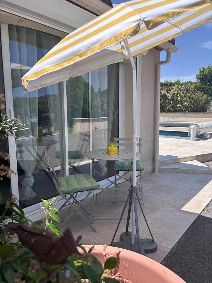 Chambre d’hôte pour 2 personnes, avec Terrasse ainsi que Piscine et Vue à Forcalquier