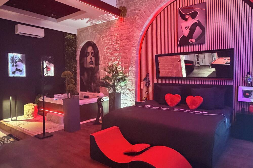 Ganze Wohnung, Secret escape Love room in Lons-le-Saunier, Jura