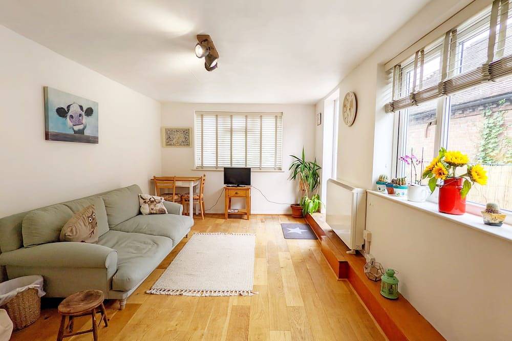 Robins Rest, Billingshurst - sleeps 4 guests  in 2 bedrooms in Billingshurst, South Downs