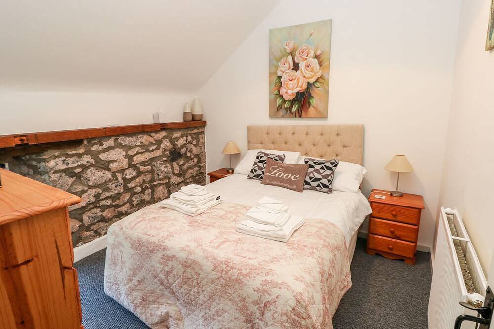 Beekeeper'S Cottage, pet friendly, with a garden in Pembroke in Pembroke, Pembrokeshire