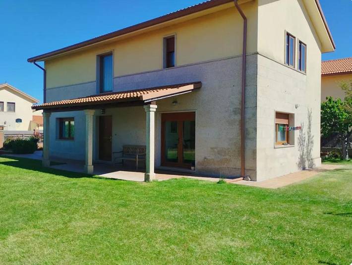 Alojamiento y desayuno para 3 personas, con jardín y piscina además de vistas y terraza - 1