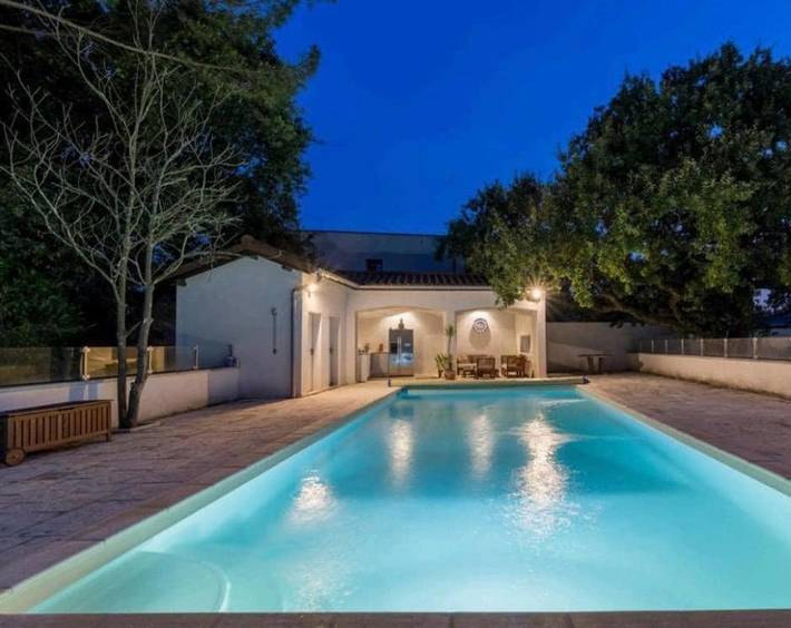 Location de vacances pour 2 personnes, avec terrasse ainsi que piscine et jardin à Villette-d'Anthon