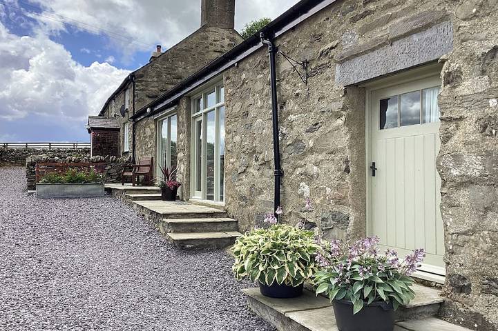 Cottage for 4 people, with hot tub and garden in Snowdonia