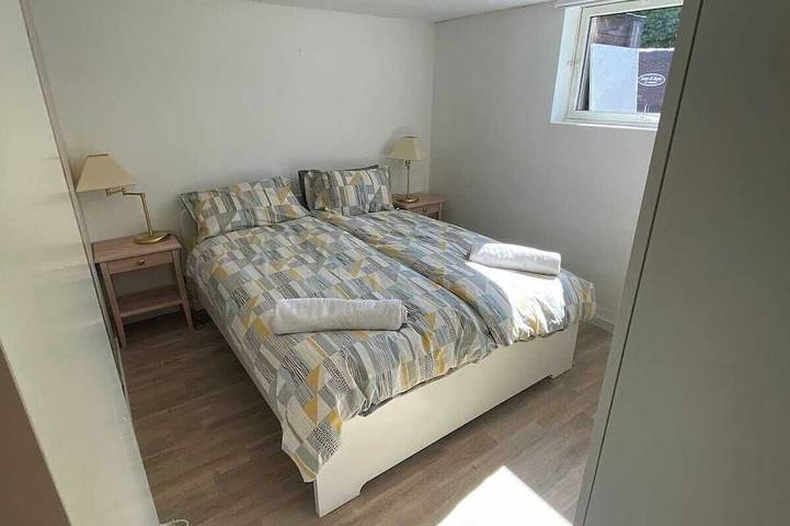 Ganze Wohnung, Apartment with own entrance, parking, fast public transport to Oslo city centre in Bærum