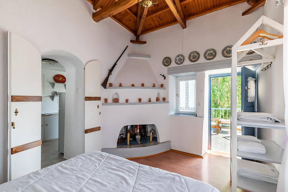 Charming cottage with pool in private land, in the coyntry in Sporaden