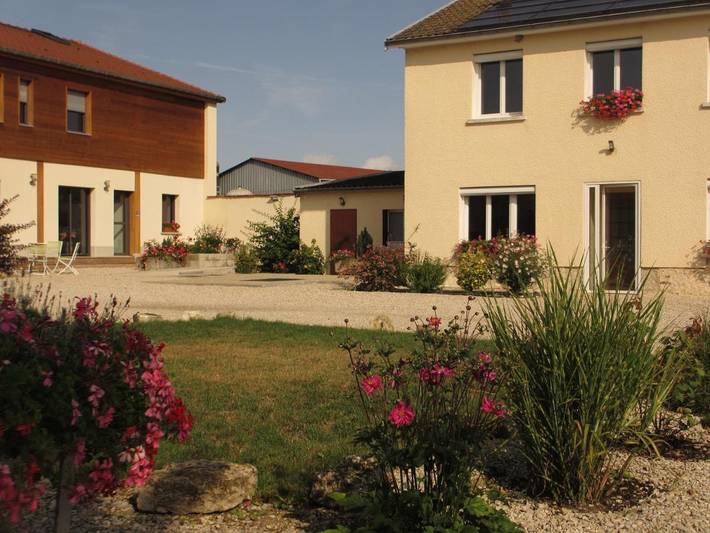 Gîte pour 8 personnes, avec jardin à Soudron