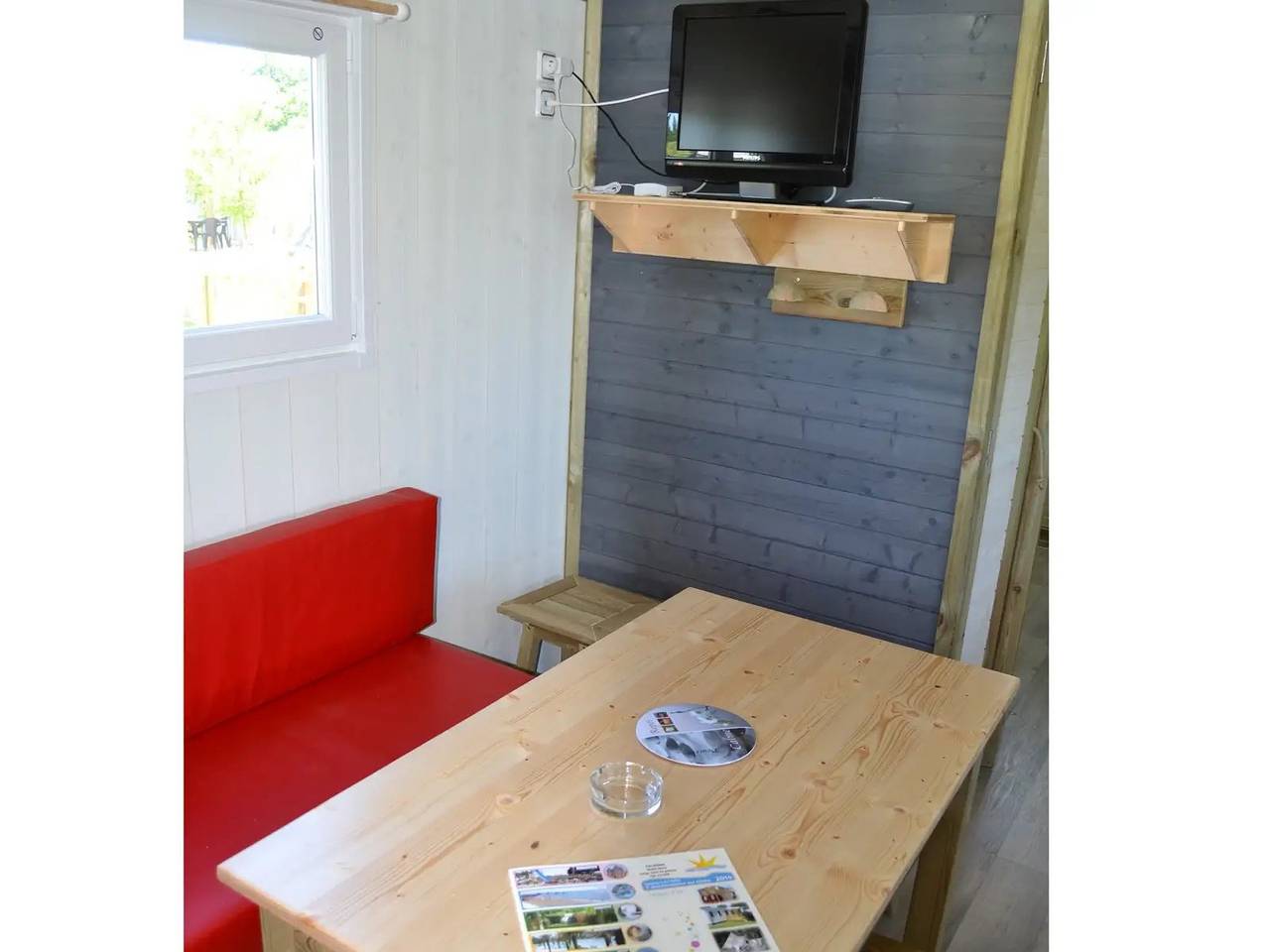 Zecamping 3* animé piscine chauffée locatif Tv Bbq clim 36m2 6 pers in Argentonnay, Deux-Sèvres