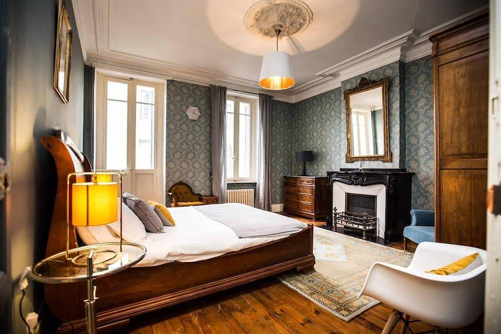 The beautifully restored 1850s French townhouse with views of the Cite and river in Carcassonne, Région de Carcassonne