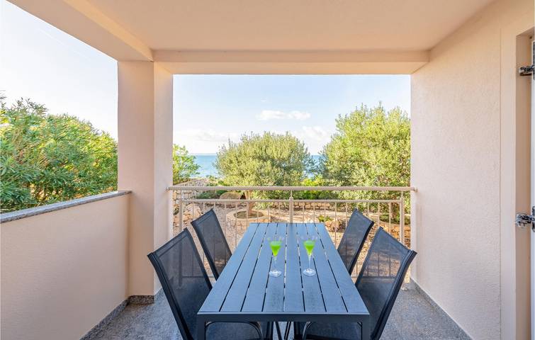 Apartamento vacacional entero, Acogedor apartamento con terraza, WiFi y aparcamiento, a 100 m de la costa. in Pag Ciudad, Pag