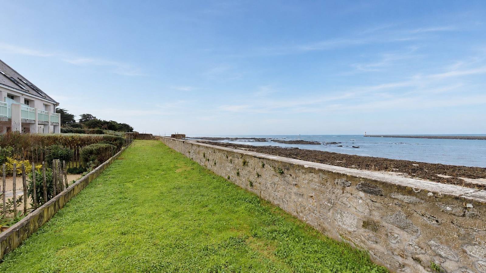 Entire apartment, Les Sables Roses Apartment: Sea View, Private Terrace, Wi-Fi in Le Croisic, Côte d'Amour