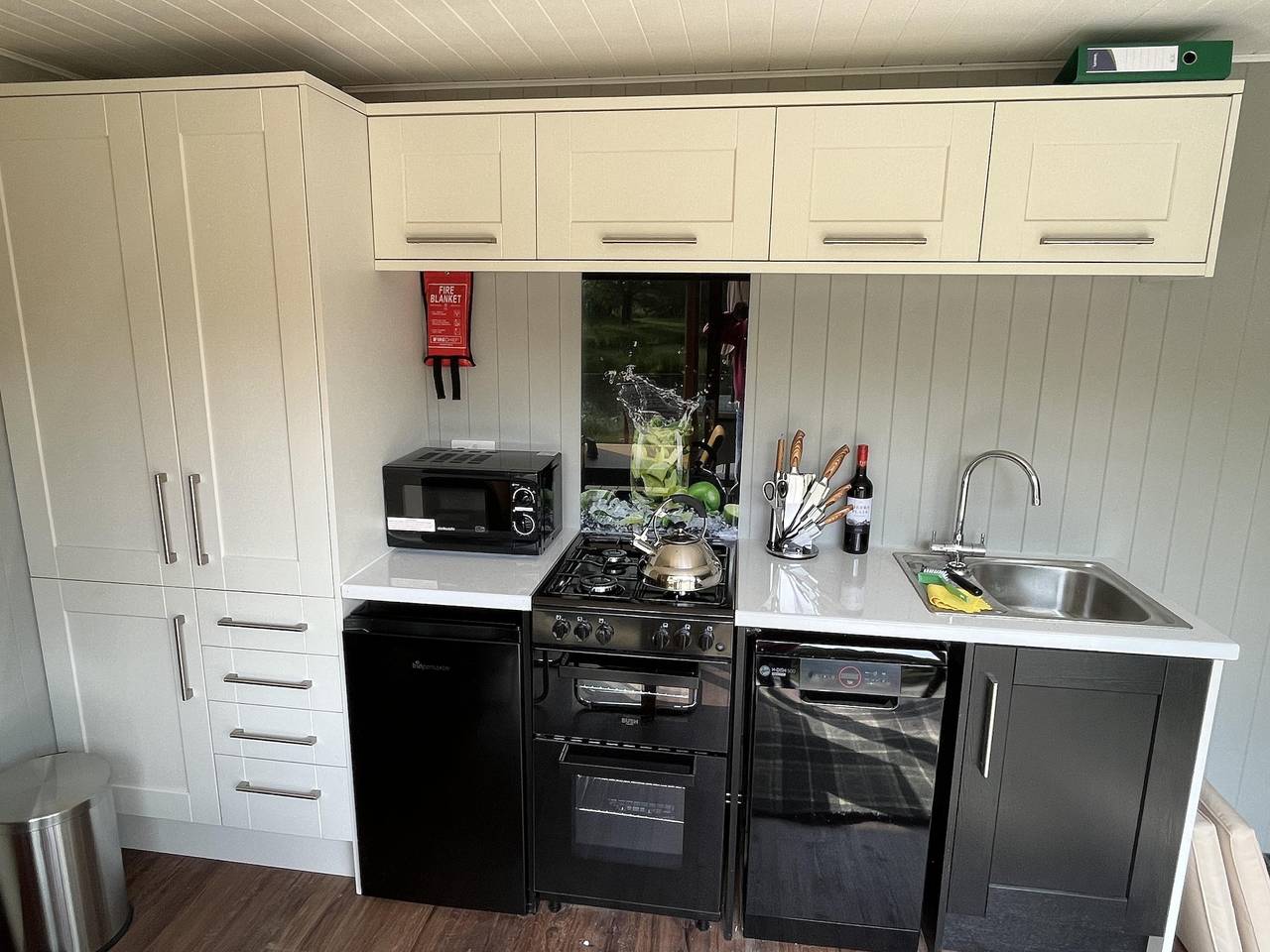 Oak Boutique Lodge includes hot tub, air con & dog in Ellerton, East Riding of Yorkshire