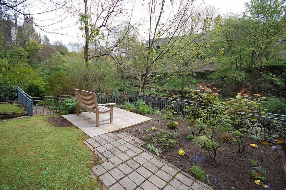 Entire apartment, Apartment In Central Edinburgh, Scotland, In The Picturesque Dean Village in Edinburgh, Edinburgh and Lothian
