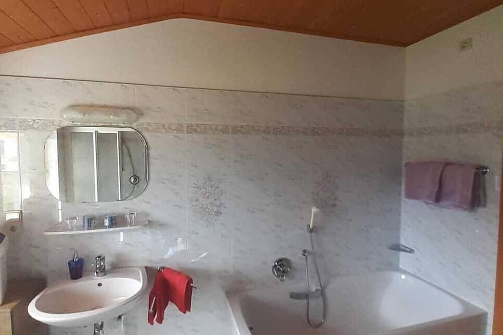 Ganze Wohnung, Vacation apartment 1 Lindebauer, cozy vacation apartment in Dorf Tirol in Dorf Tirol, Texelgruppe