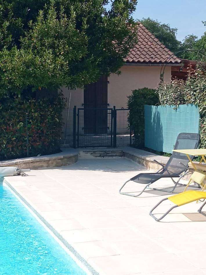 Gîte pour 3 personnes, avec jardin ainsi que piscine et terrasse à Cuzance