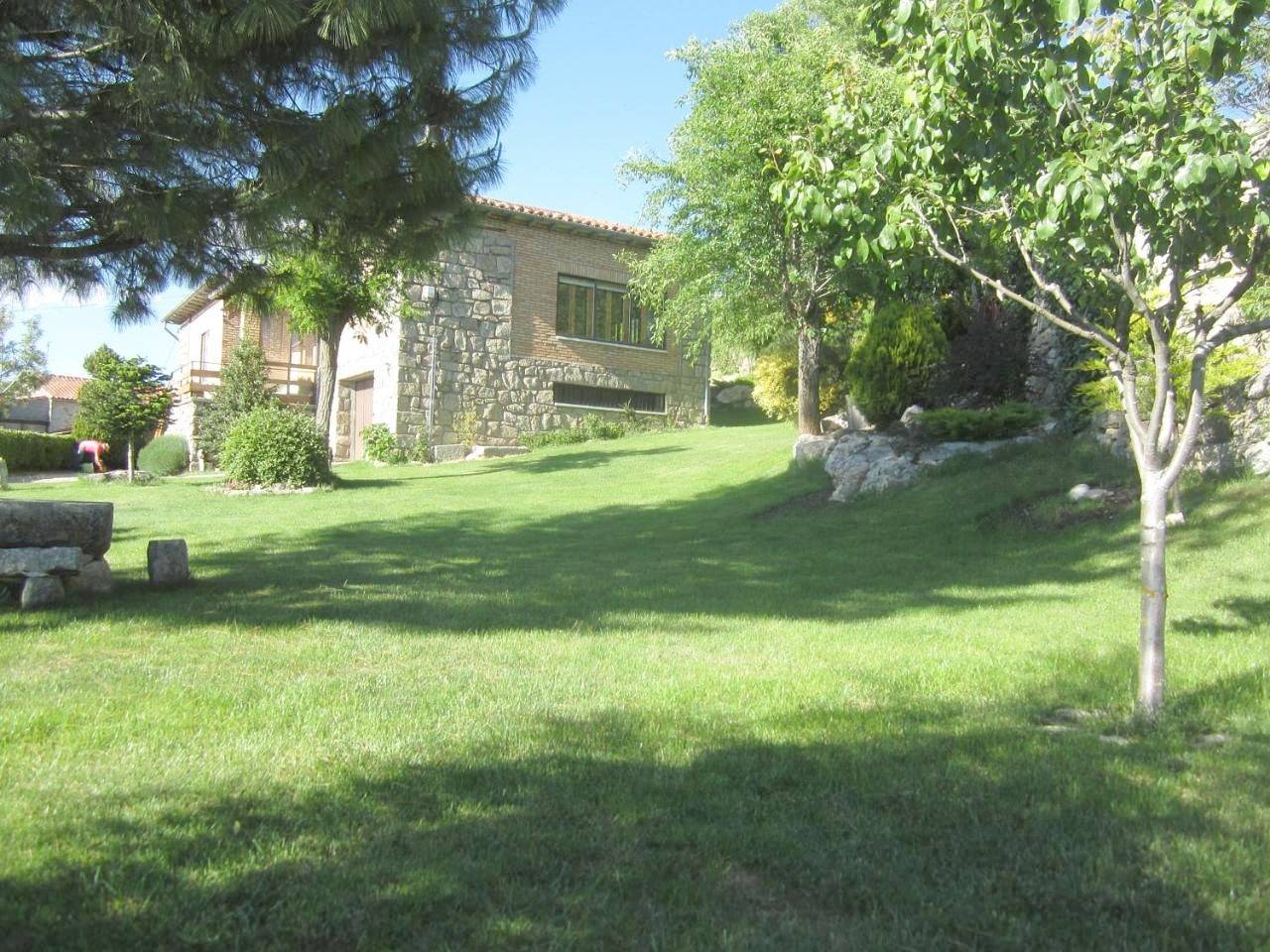 Three-Bedroom Townhouse in Hoyos del Espino, Provincia de Ávila