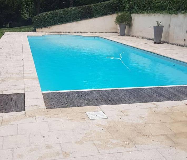 Location de vacances pour 12 personnes, avec piscine et jardin à Lussac - 4