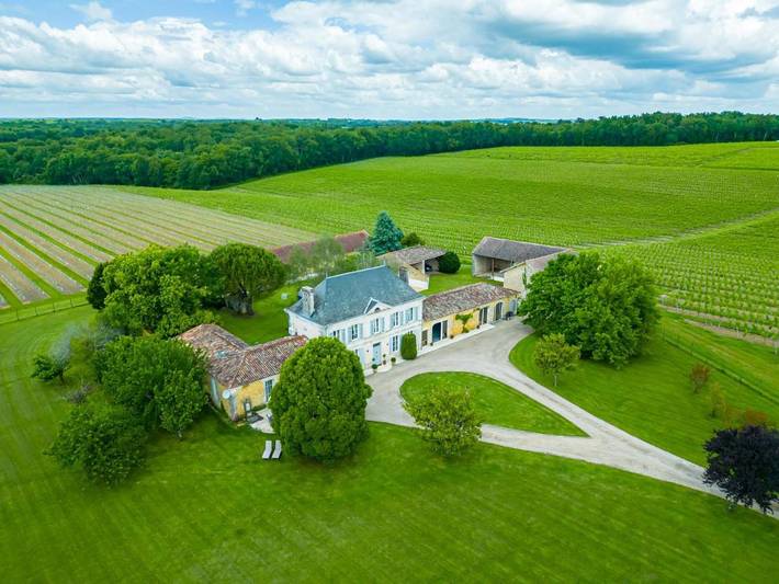 Location de vacances pour 10 personnes, avec terrasse ainsi que piscine et vue à Ozillac - 4