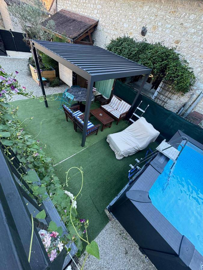 Location de vacances pour 8 personnes, avec piscine ainsi que vue et jardin à Chablis - 4