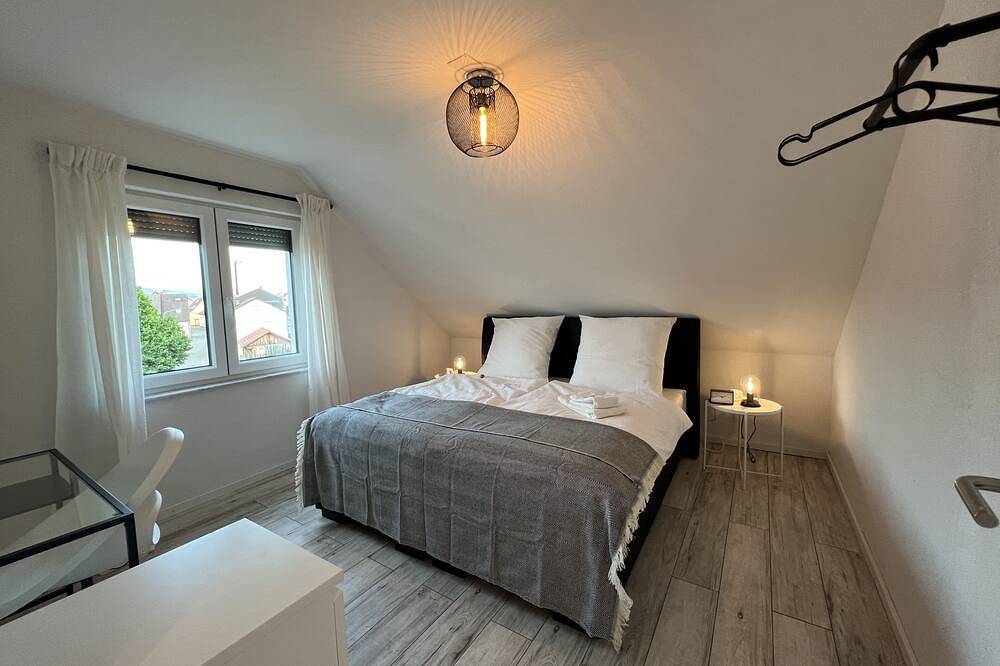 Ganze Wohnung, Blackncozy - Design Appartement mit Boxspringbett und Balkon in Lörrach, Südschwarzwald