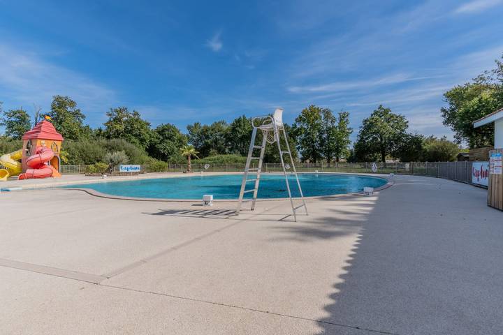 Chalet pour 4 personnes, avec jardin ainsi que terrasse et piscine, animaux acceptés au Bassin d'Arcachon