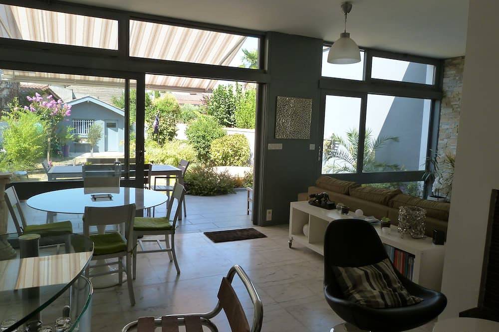 Appartement entier, Maison Appartement lumineuse, moderne et climatisée avec agréable jardina in Talence, Région de Bordeaux