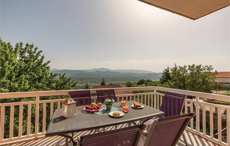 Charmantes Apartment mit Pool und Terrasse in Imotski, in der Nähe des Sees und des Stadtzentrums in Imotski, Makarska Riviera