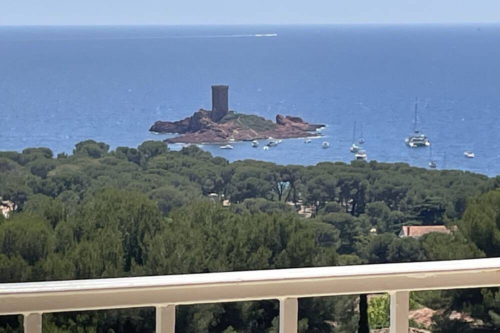 Ganze Wohnung, Sublime Meerblick - Zugang zu allen Pools angeboten  Sehr komfortabel und sauber in Le Dramont, Saint-Raphaël