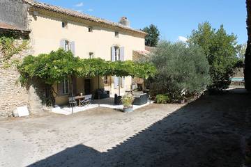 Agriturismo pour 10 personnes, avec jardin et piscine à Rochegude