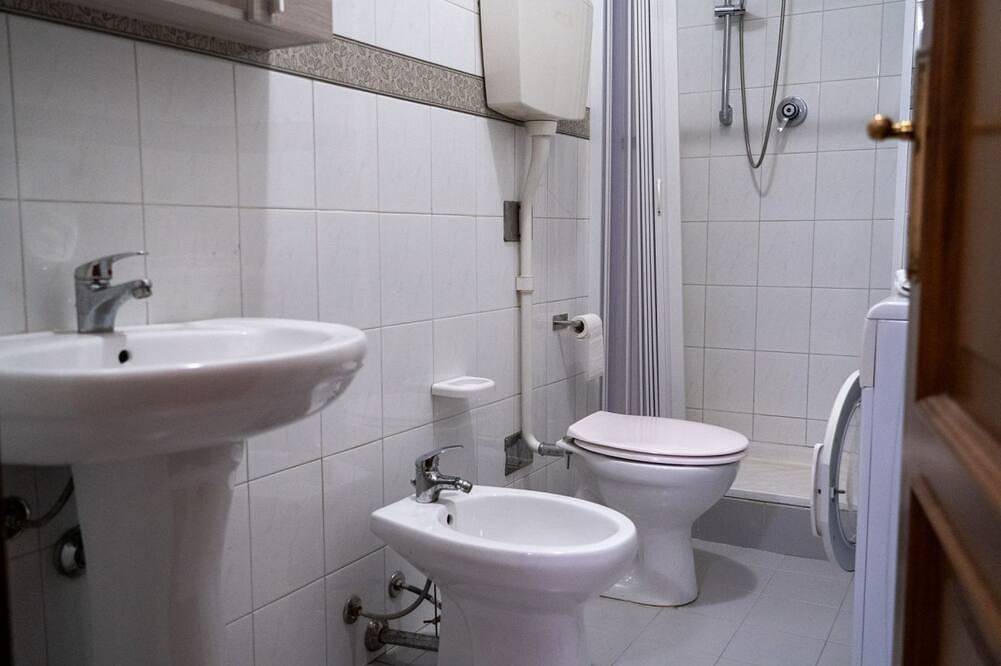 Appartement entier, A comfortable 65 sqm apartment, suitable for up to 3 people, located on the first floor of a building without an elevator (access via stairs).The property is strategically located just 50 meters from the hospital.Piacenza city center is easily accessible in Plaisance (Italie), Province de Plaisance