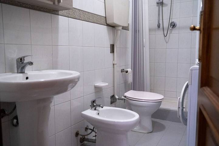 Appartement entier, A comfortable 65 sqm apartment, suitable for up to 3 people, located on the first floor of a building without an elevator (access via stairs).The property is strategically located just 50 meters from the hospital.Piacenza city center is easily accessible in Plaisance (Italie), Province de Plaisance