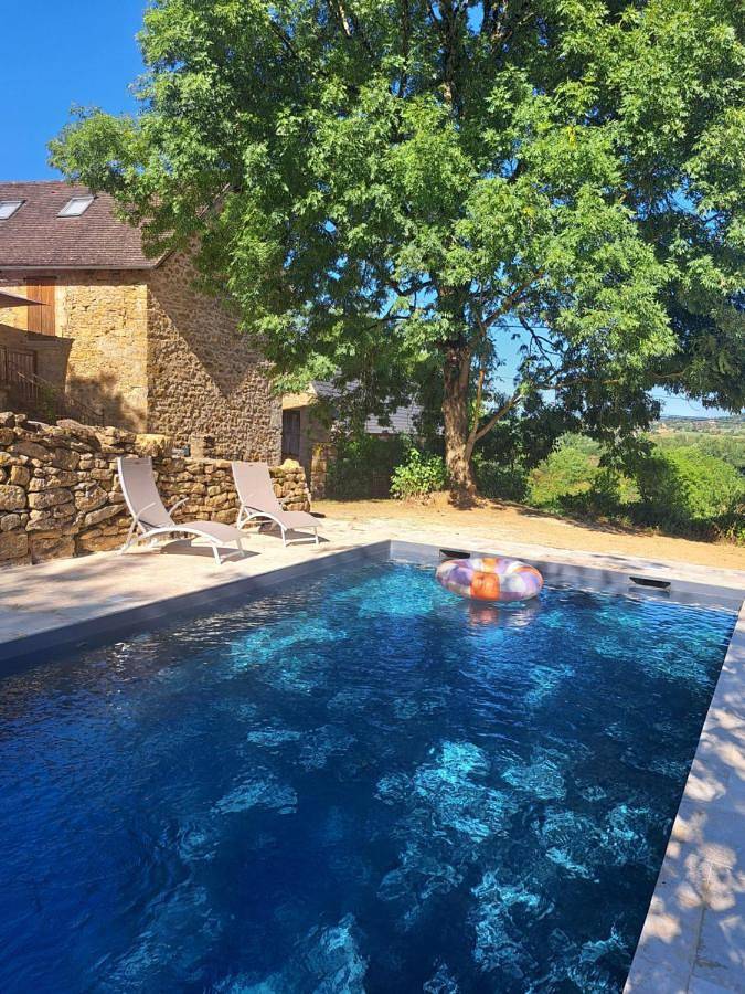 Location de vacances pour 4 personnes, avec piscine et jardin à Strenquels