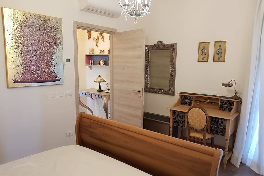Independent part of a villa. Large private park with swimming pool. Magnificent view in Sale Marasino, Catena Bresciana Occidentale