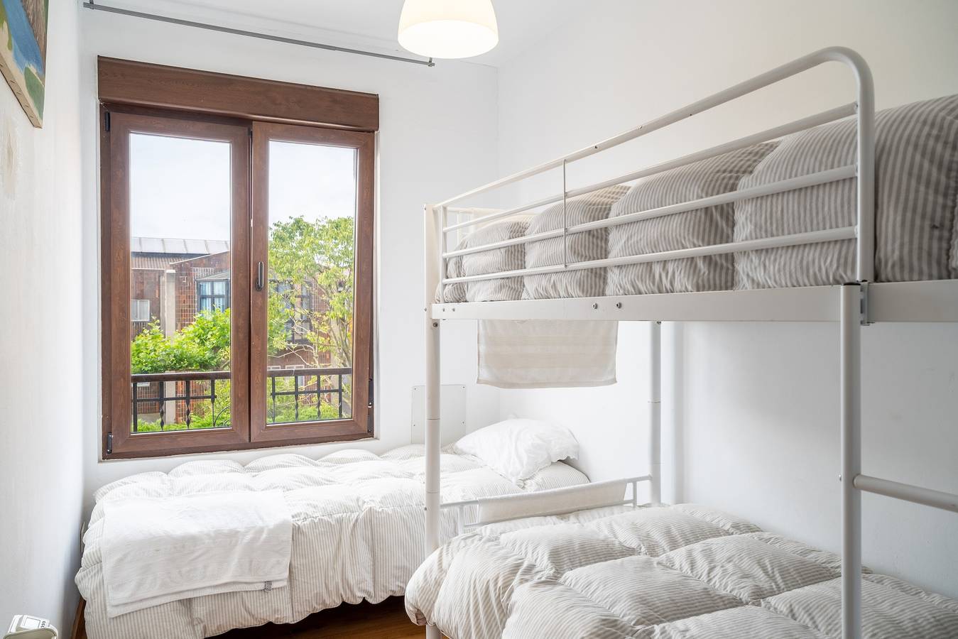 Casa de vacaciones 'Little Yellow House' con terraza privada in Moreda, Gijón