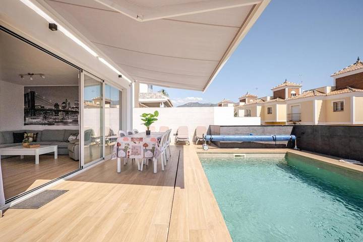 Villa para 6 pessoas, com piscina e vista e ainda varanda em Urbanização Tropicana