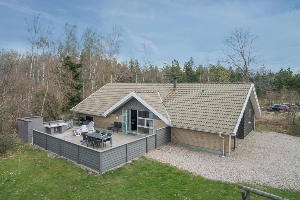 Nyrenoveret poolhus med udekøkken samt udebruser. in Henne, Filsø See