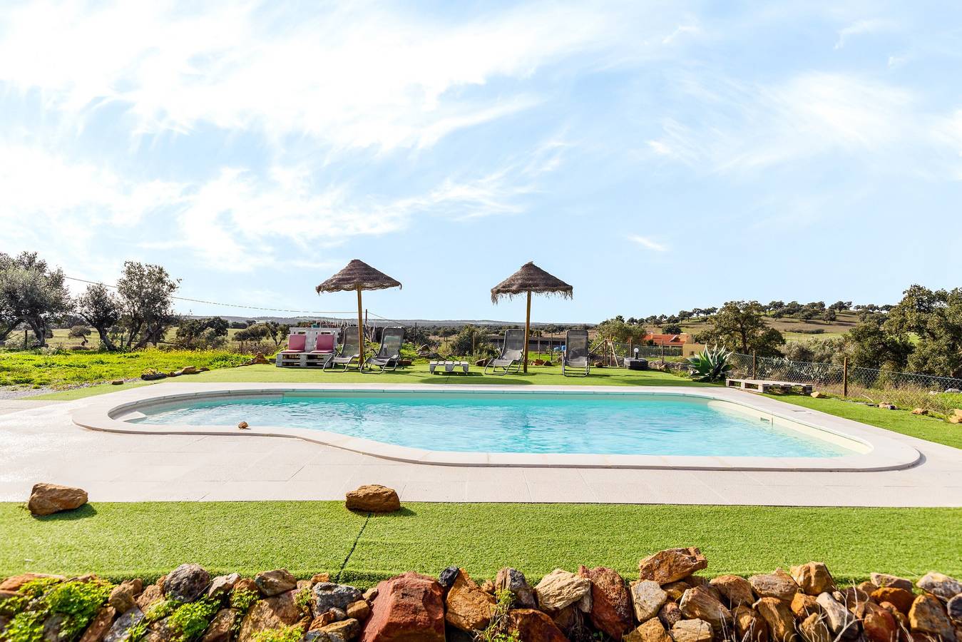 Ferienhaus 'Monte Da Masmorra De Baixo - Louro' mit Gemeinschaftspool, Gemeinschaftsgarten und Wi-Fi in Santiago do Escoural, Évora Distrikt
