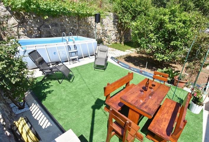 Διαμερίσματα διακοπών για 6 άτομα, με πισίνα και ταράτσα στο Μαυροβούνιο
