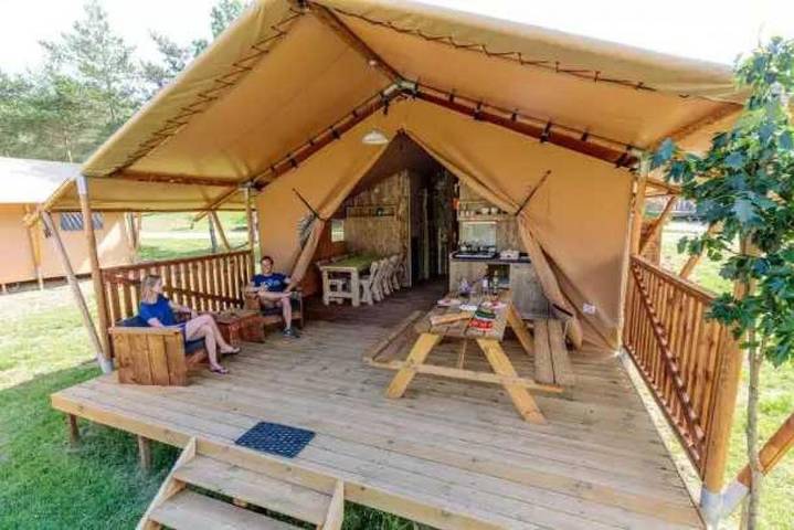 Camping pour 6 personnes, avec Terrasse ainsi que Jacuzzi et Piscine