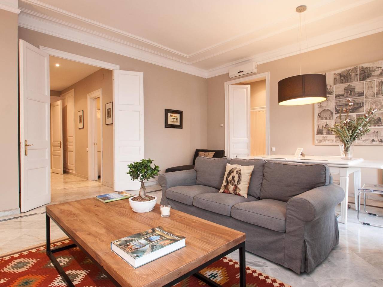 Apartamento vacacional entero, Apartamento Superior De Tres Dormitorios Con Terraza in Centro Barcelona, Barcelona